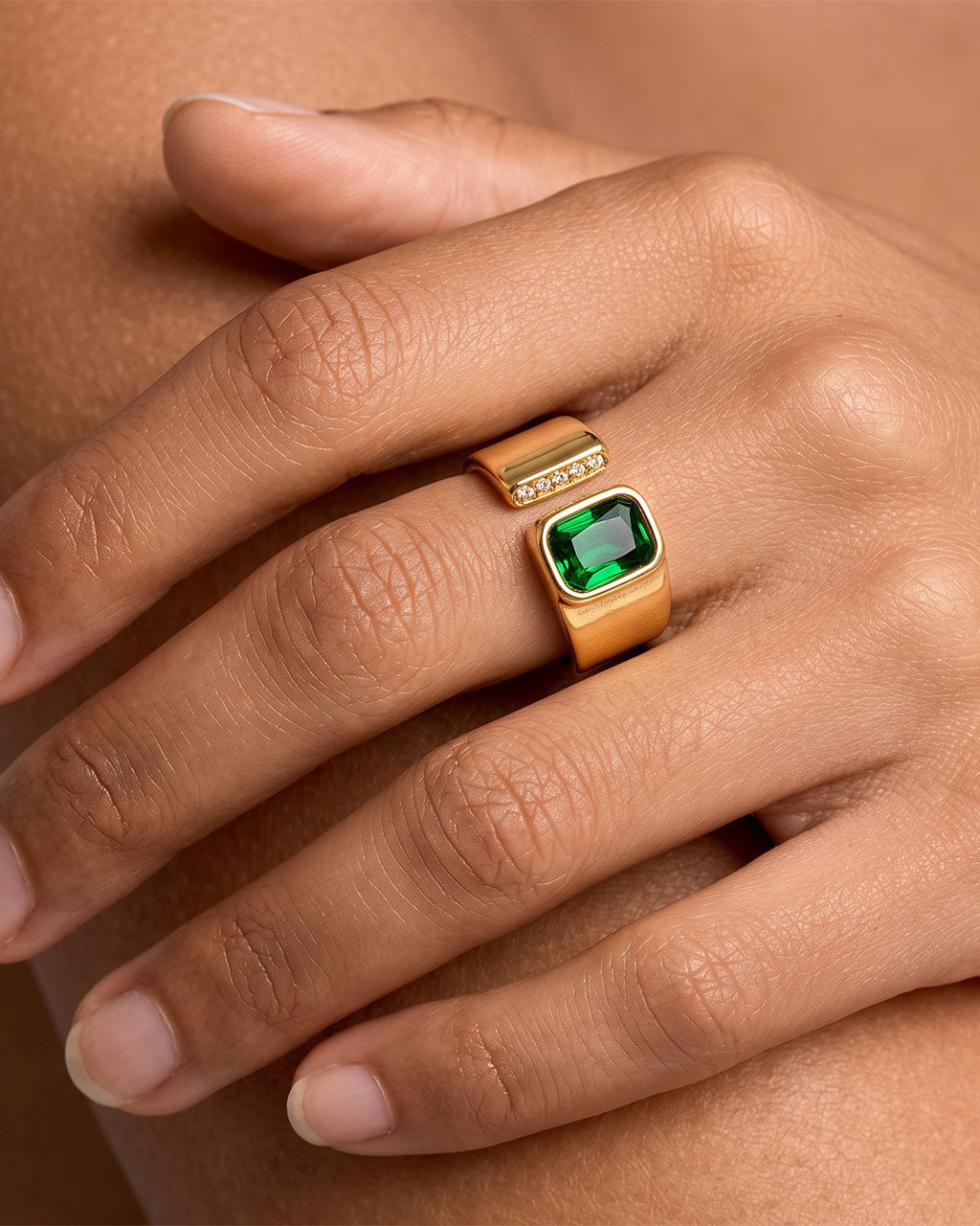 Bezel Emerald Green Stone Open Wide Waterproof Gold Ring